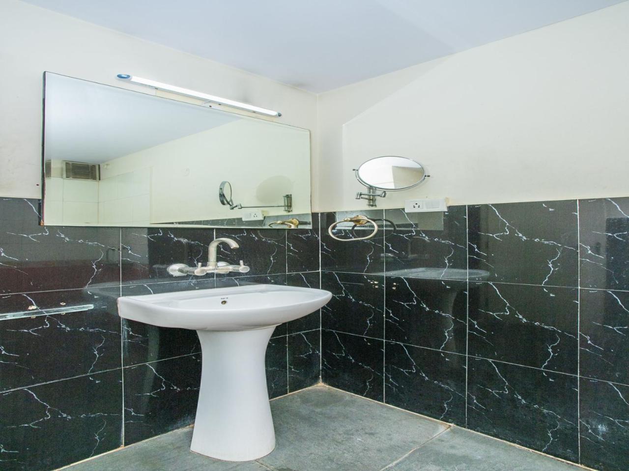 Oyo 18762 Vaishnavi Residency Hotel Bangalore Eksteriør billede